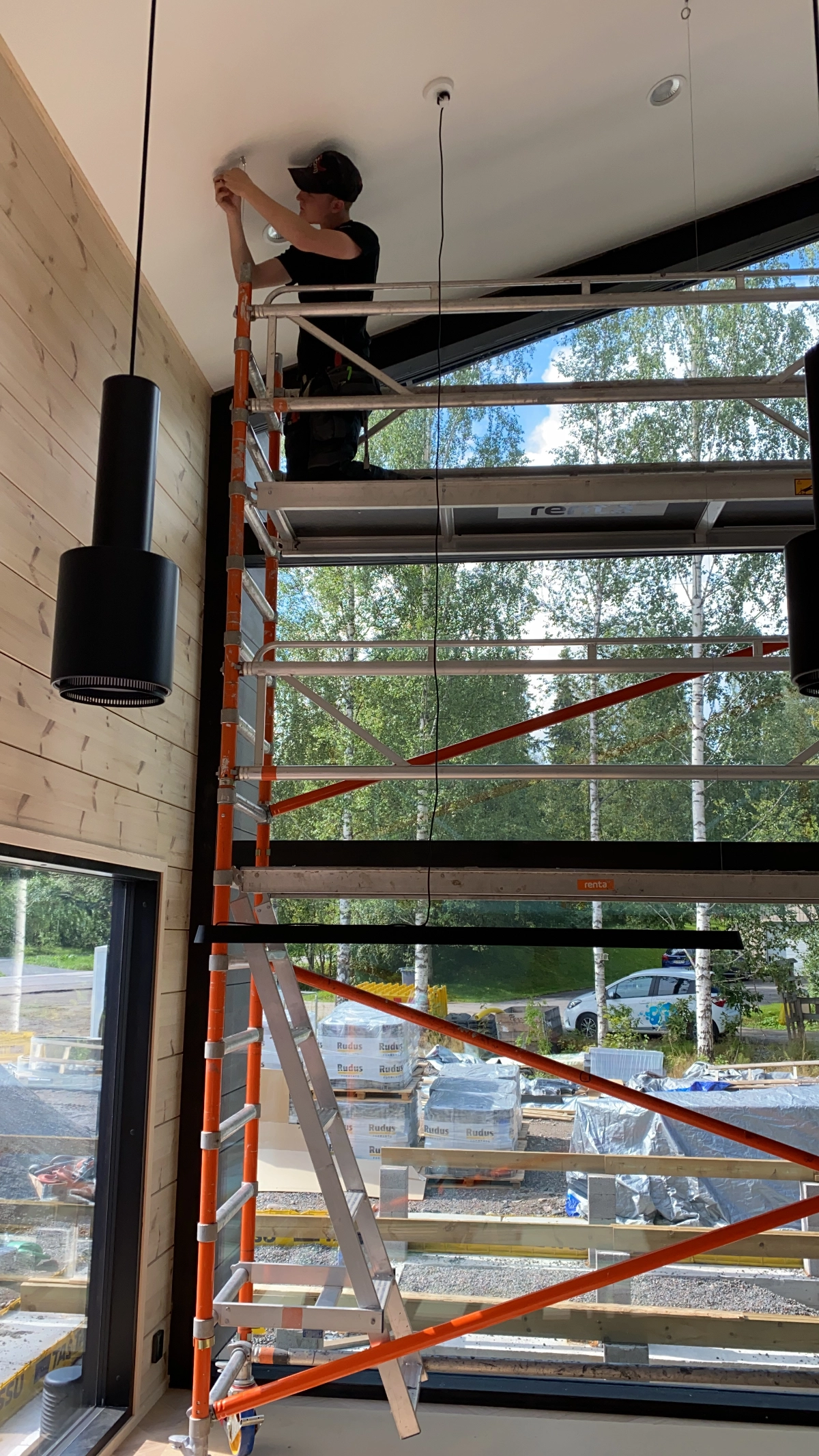 Valaisimen asennustyö